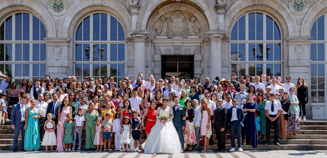 01-Mariage-inoubliable-la-plus-belle-photo-d’invités-devant-la-mairie Photo-des-invités-devant-la-mairie-mariage-inoubliable