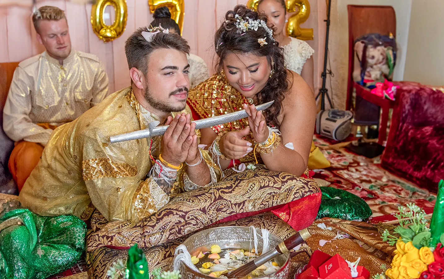 05-Mariage-khmer-noeuds-aux-poignets Photo-des-invités-devant-la-mairie-mariage-inoubliable